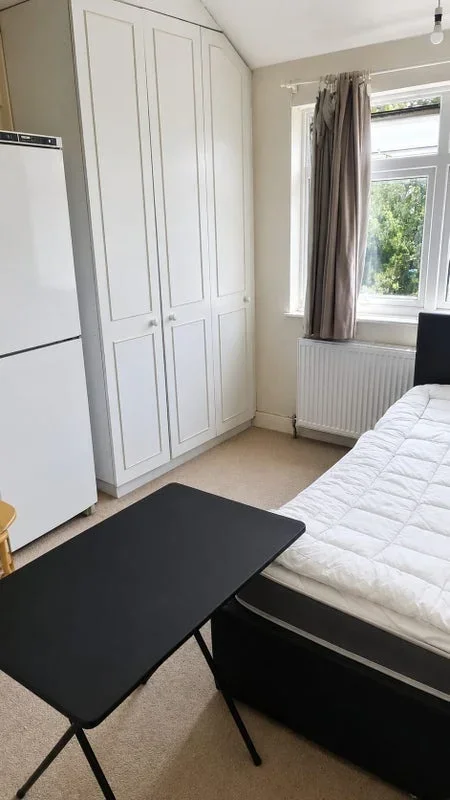 Room Parkview Road in Greater London