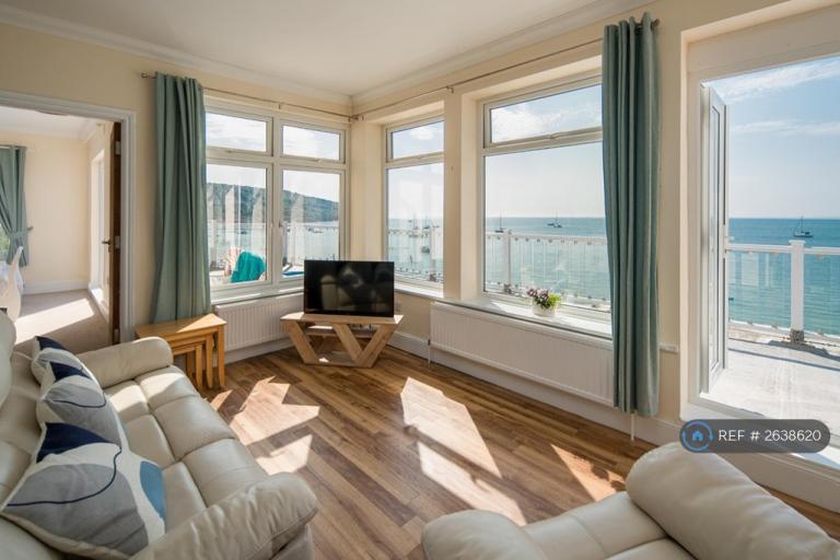 Flat Esplanade Walk in Colwell Bay