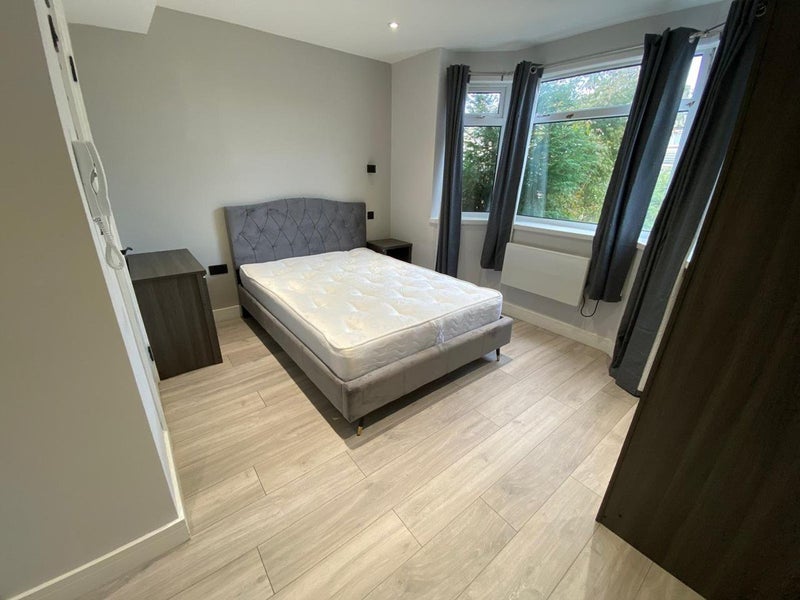 Room Good Road in Poole
