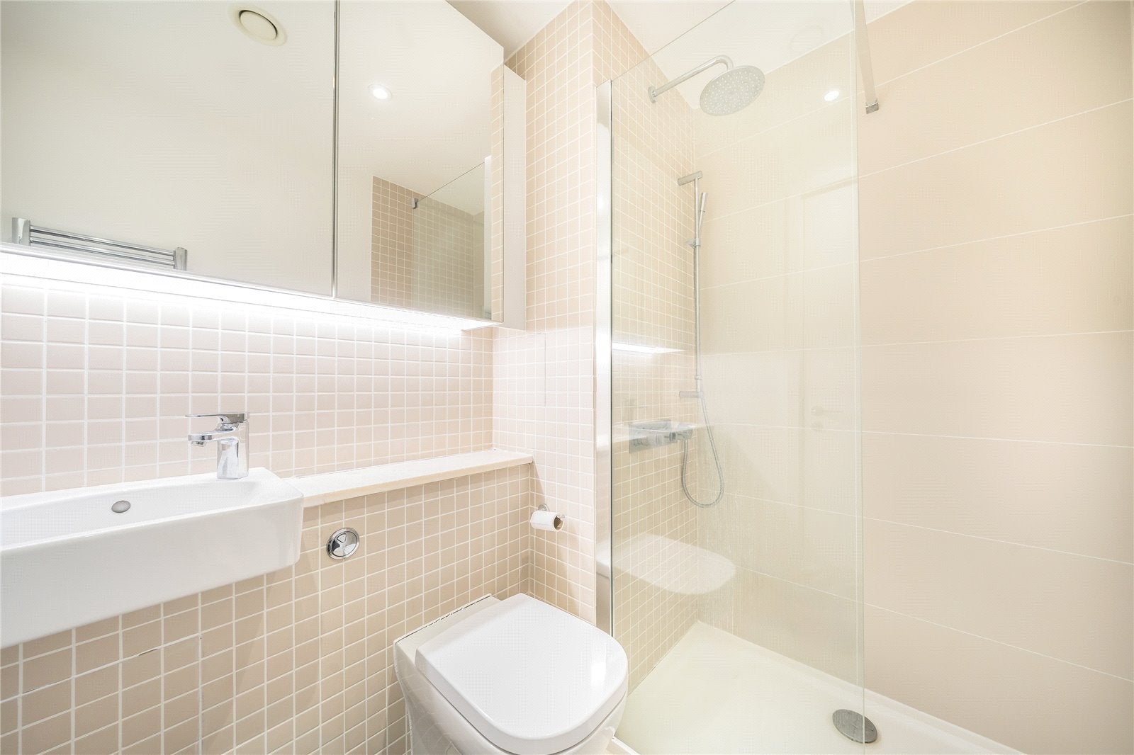 Flat Parkham Street in Greater London