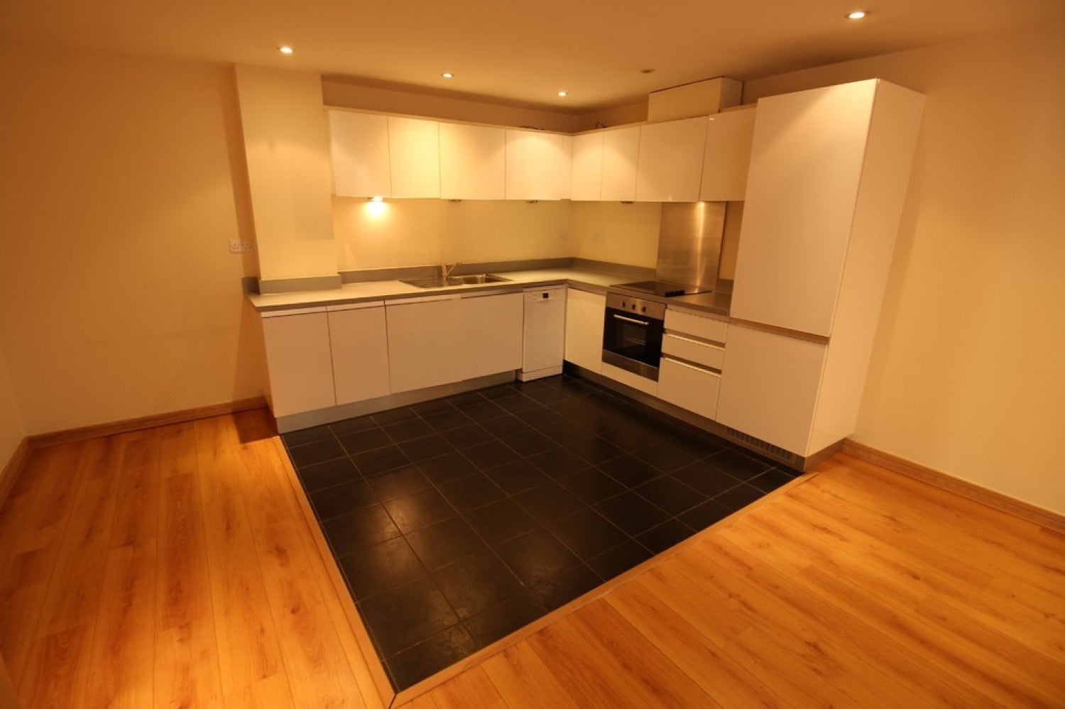 Flat Martyr Road in Guildford