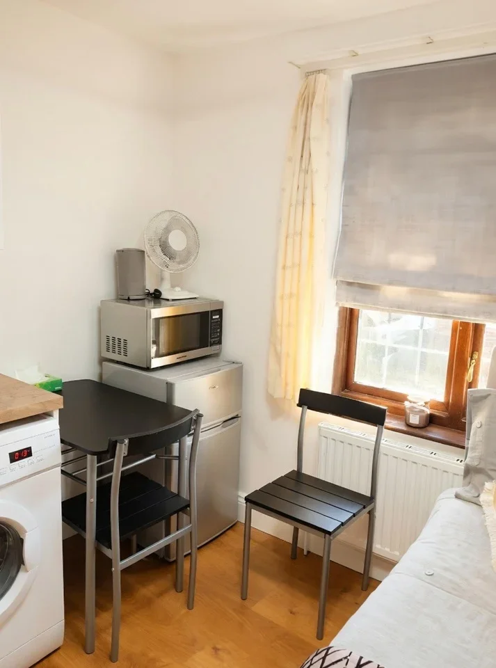 Flat Colindeep Lane in Greater London