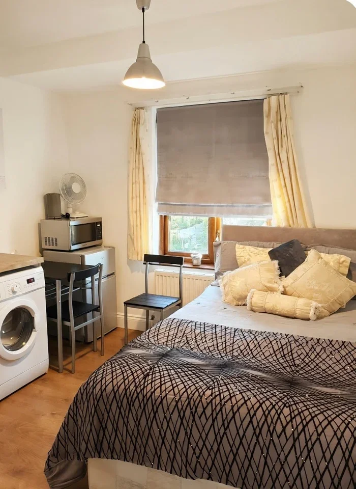 Flat Colindeep Lane in Greater London