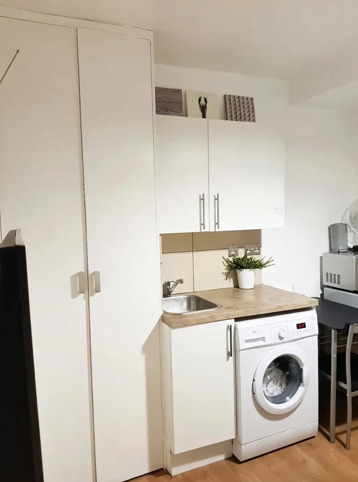 Flat Colindeep Lane in Greater London