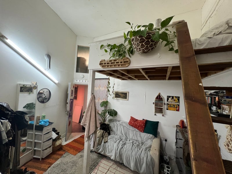 Room Overbury Road in Greater London