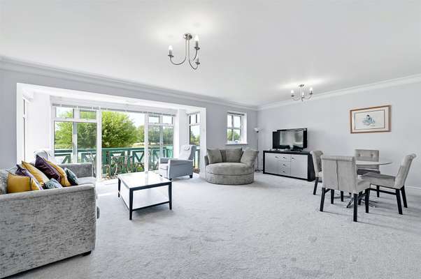 Flat Andrews Reach in Bourne End