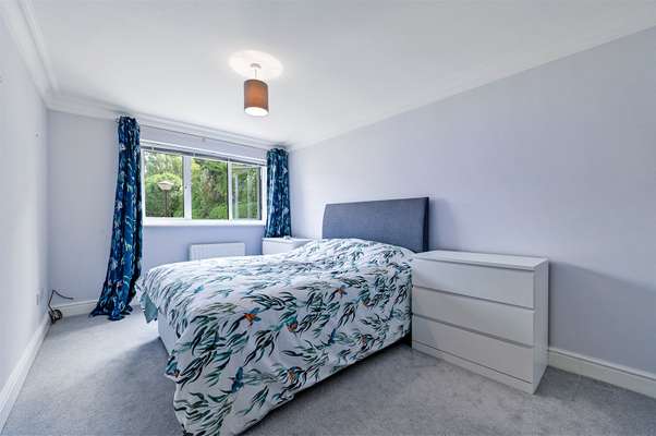Flat Andrews Reach in Bourne End