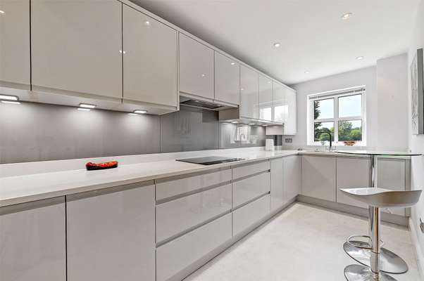 Flat Andrews Reach in Bourne End