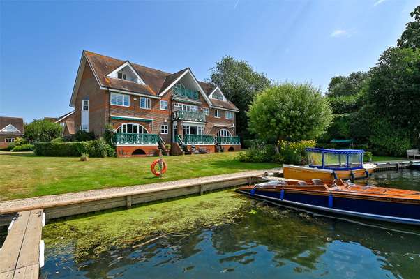Flat Andrews Reach in Bourne End