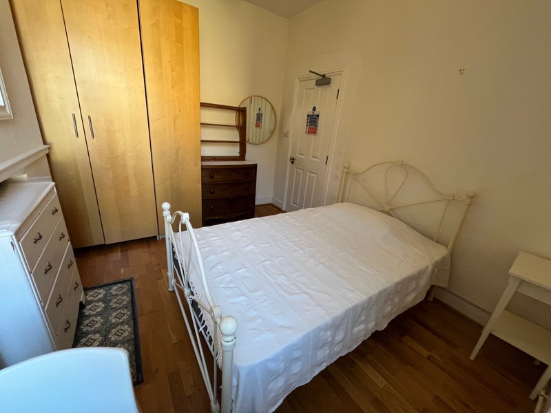 Room Amner Road in Greater London