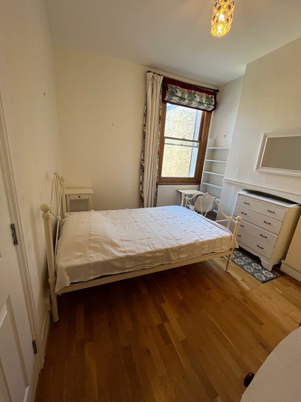Room Amner Road in Greater London