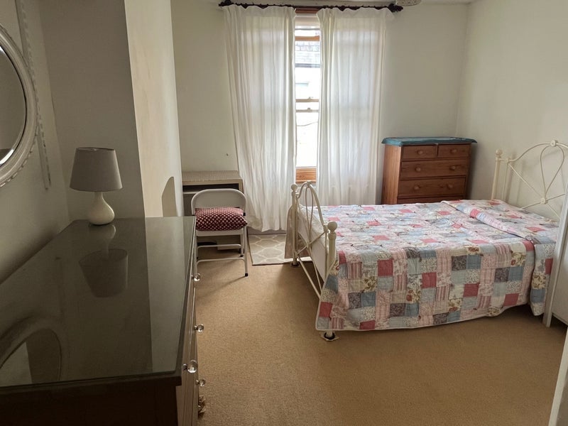 Room Amner Road in Greater London