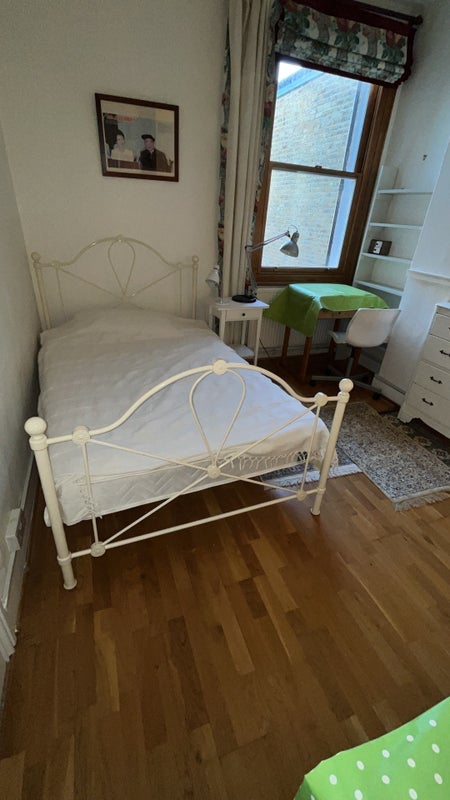 Room Amner Road in Greater London