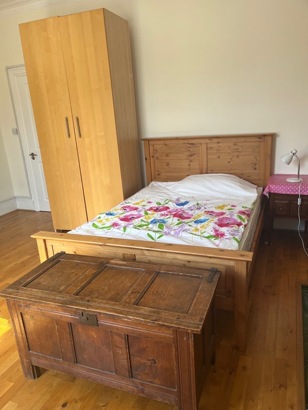 Room Amner Road in Greater London