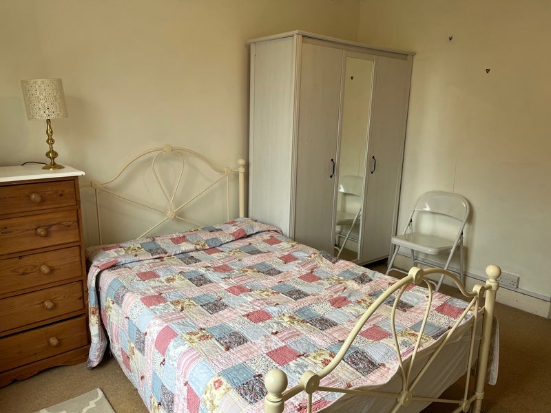 Room Amner Road in Greater London
