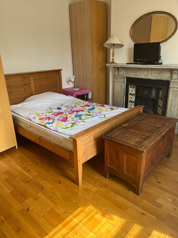 Room Amner Road in Greater London