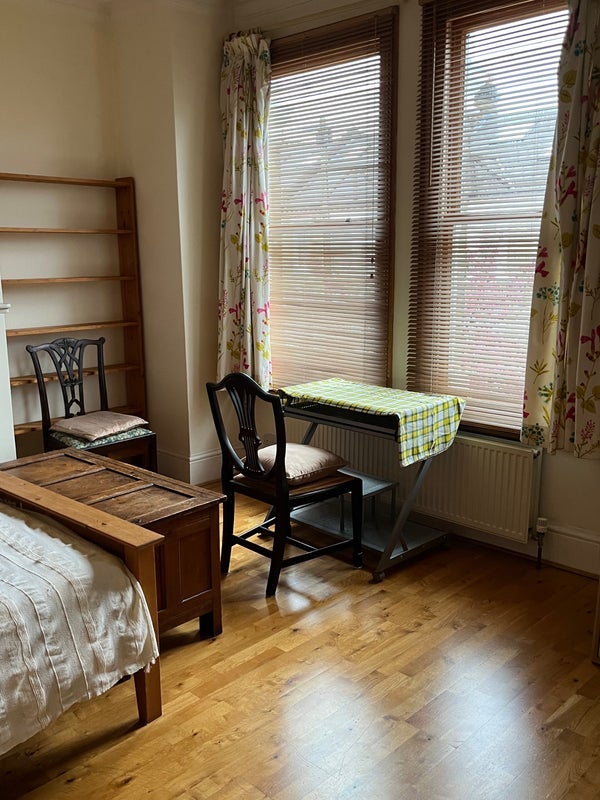 Room Amner Road in Greater London