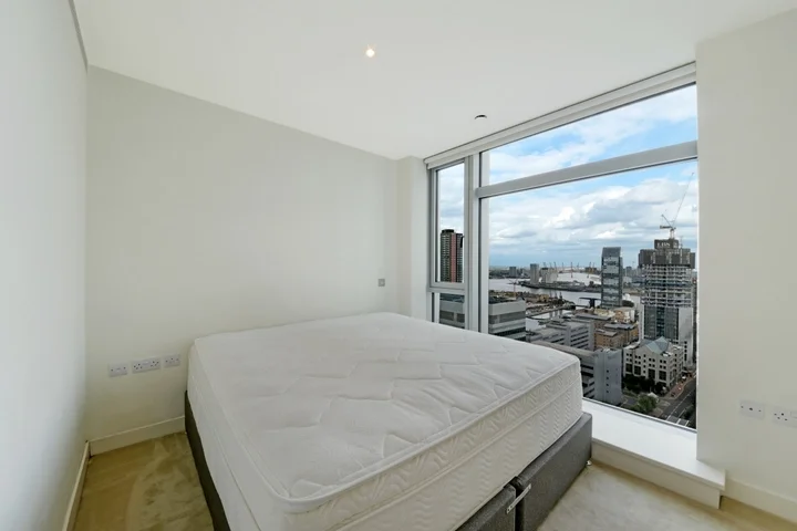 Flat Dockyard Lane in Greater London