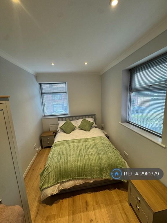 Room Ivy Road in Bolton