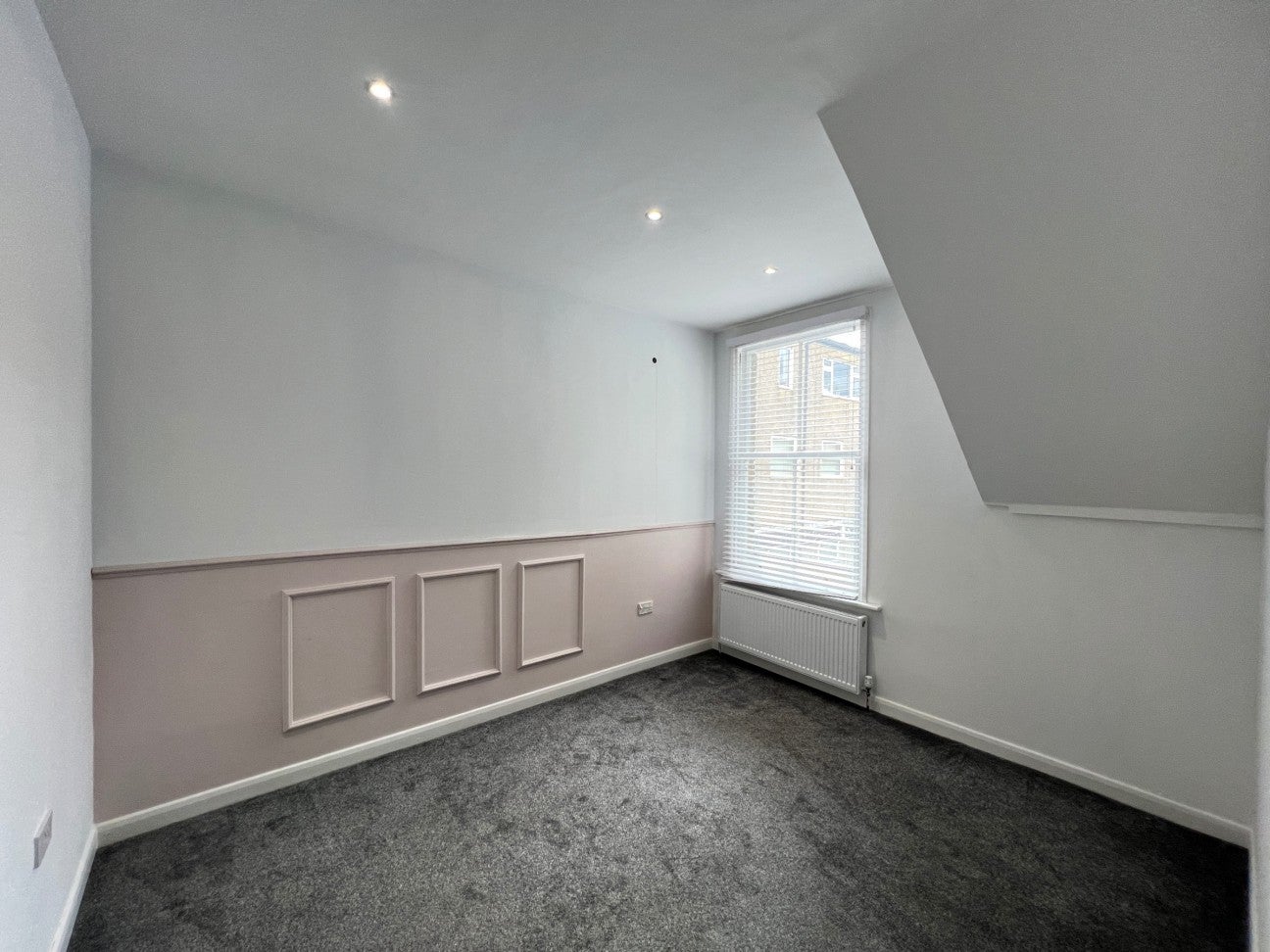 House Palmerston Crescent in Greater London