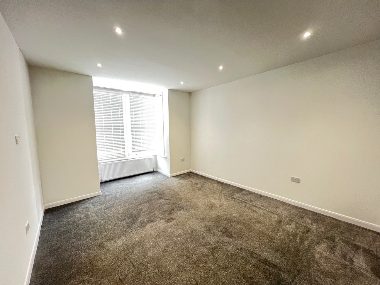 House Palmerston Crescent in Greater London