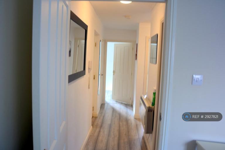 Flat Queens Crescent in Livingston