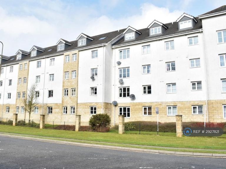 Flat Queens Crescent in Livingston