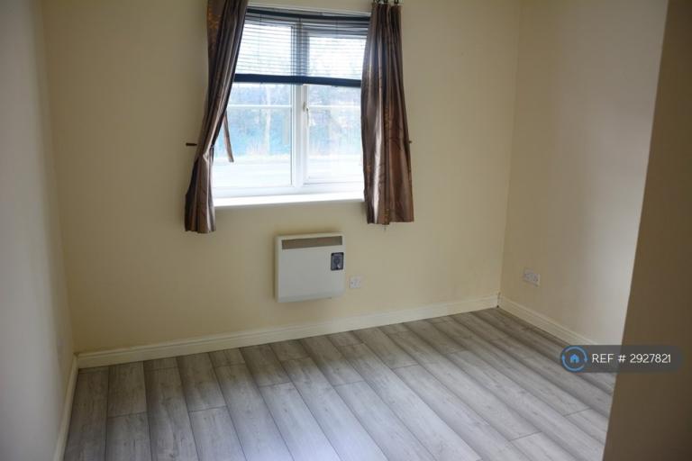 Flat Queens Crescent in Livingston