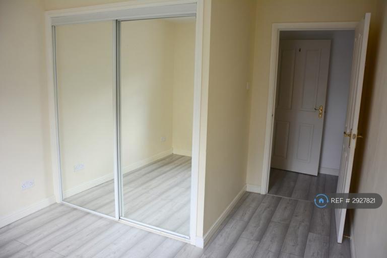 Flat Queens Crescent in Livingston