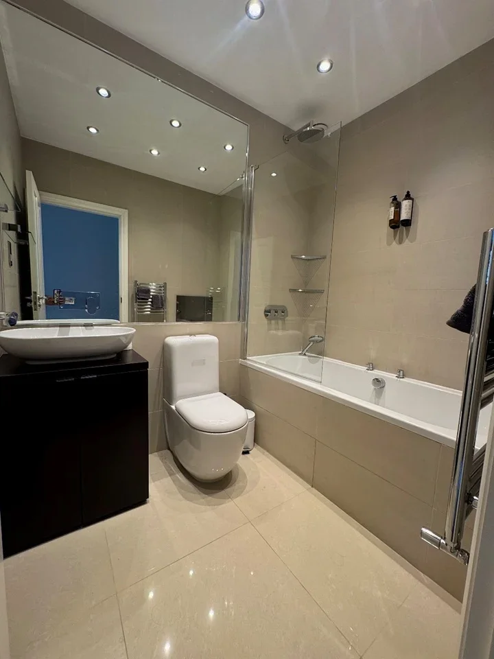 Flat Earl's Court Road in Greater London