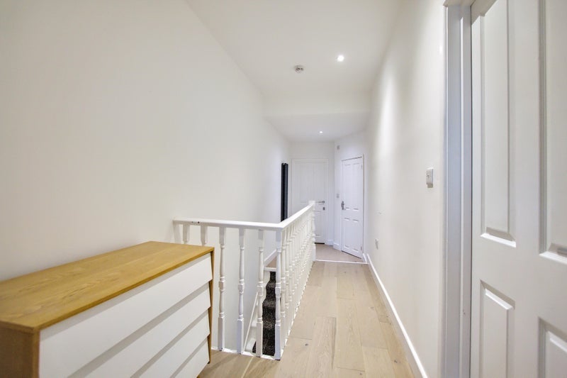 Room Whymark Avenue in Greater London