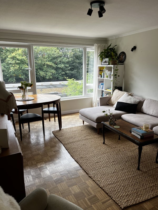 Room The Avenue in Greater London