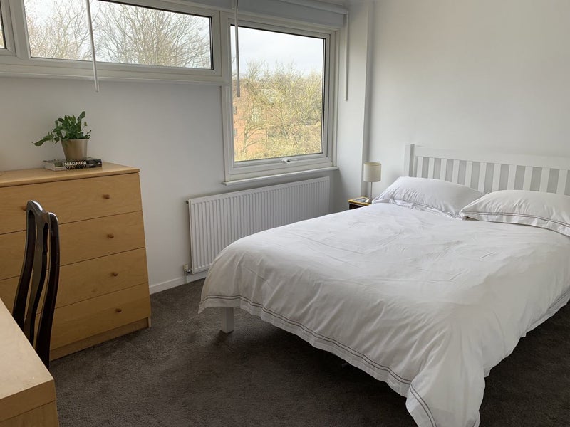 Room The Avenue in Greater London