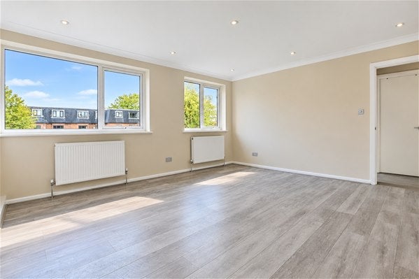 Flat Chase Side in Greater London