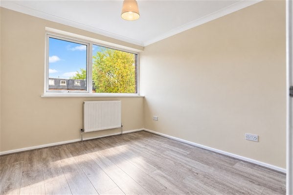 Flat Chase Side in Greater London