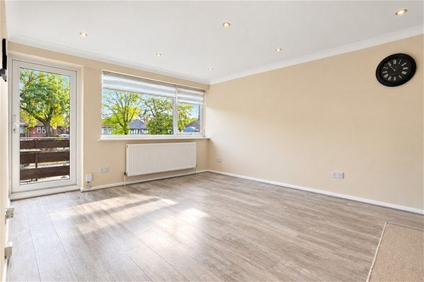 Flat Chase Side in Greater London