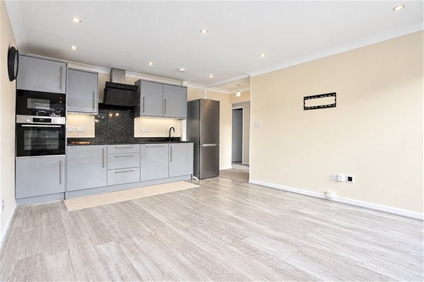 Flat Chase Side in Greater London