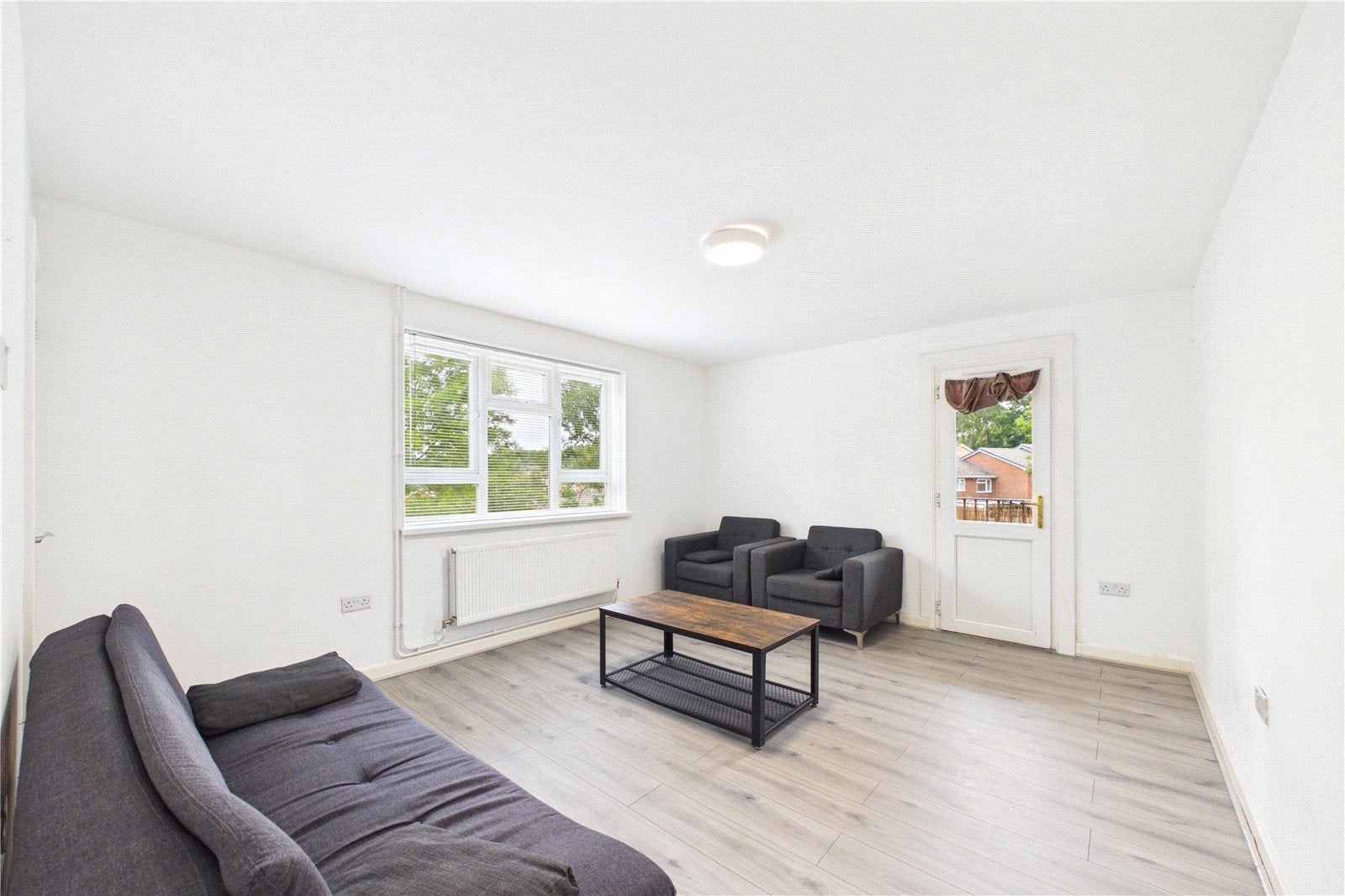 Flat Hunters Hill in Burghfield Common