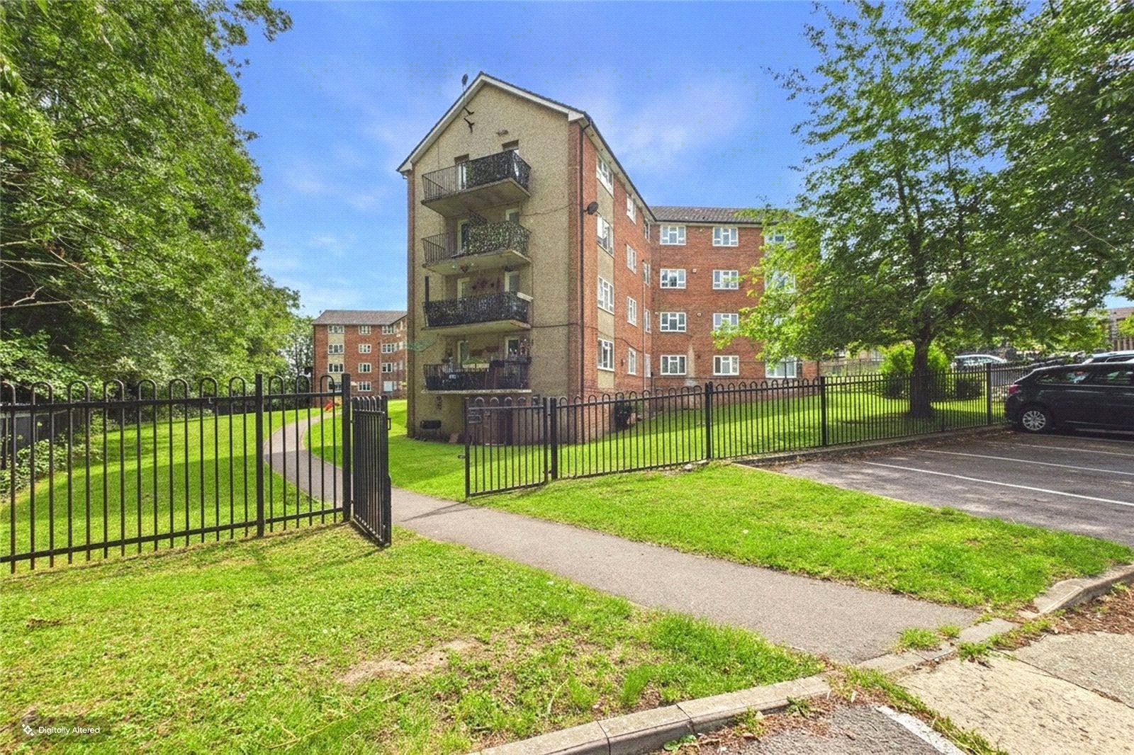 Flat Hunters Hill in Burghfield Common