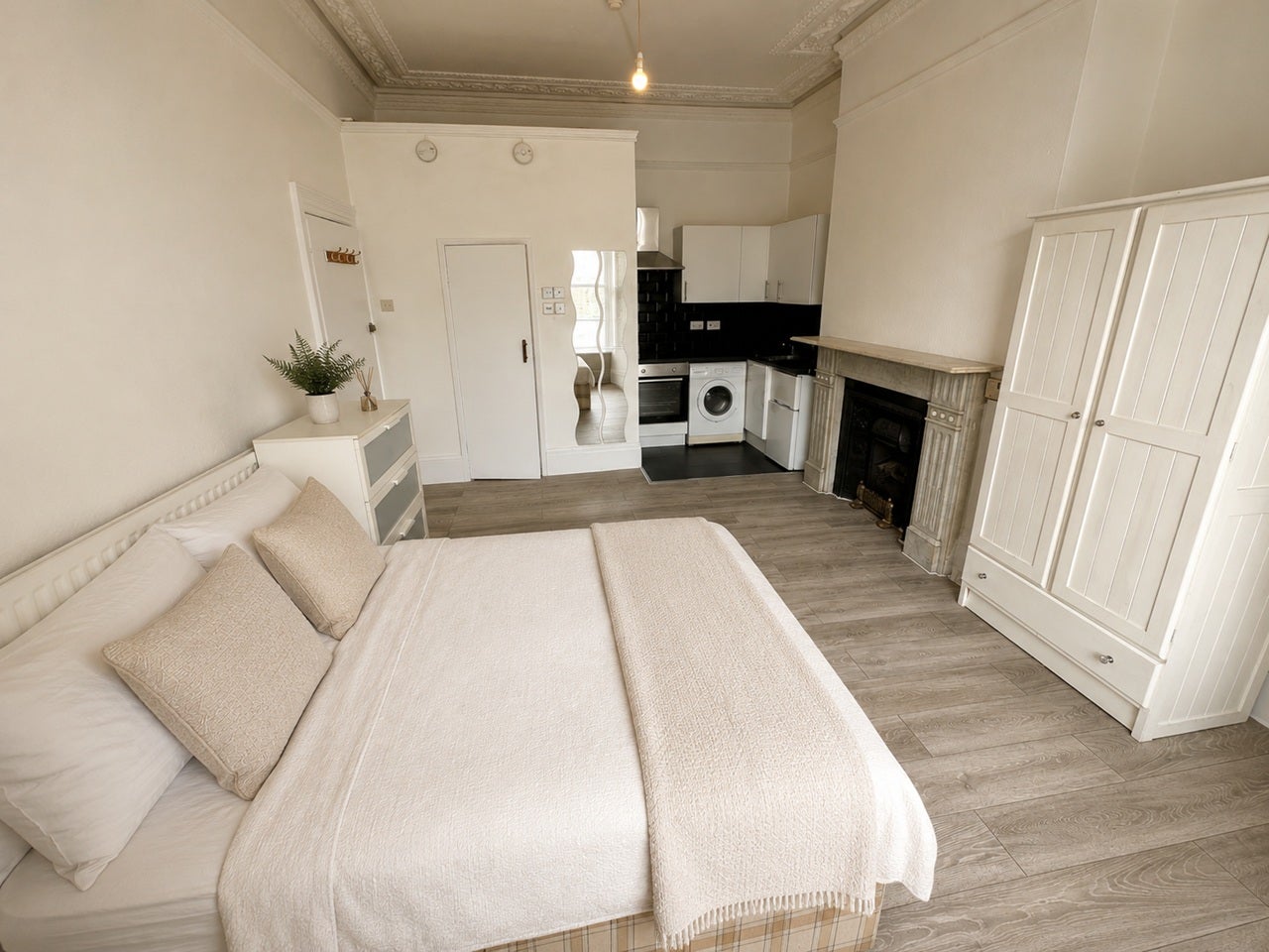 Room Gordon Avenue in Southampton