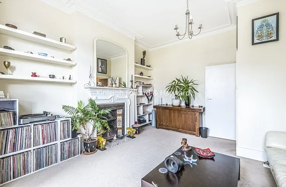 Flat Ellington Road in Greater London
