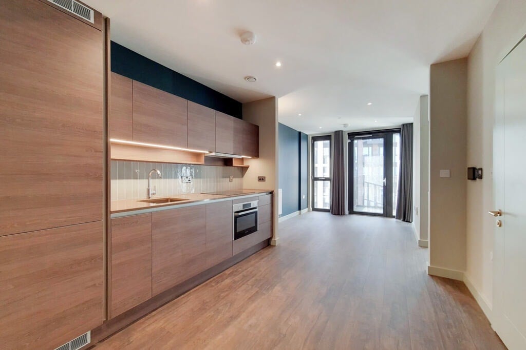 Flat Olympic Way in Greater London