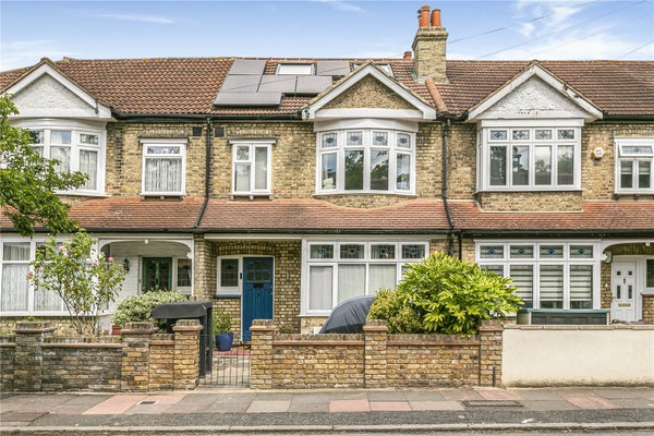 Flat Warwick Road in London