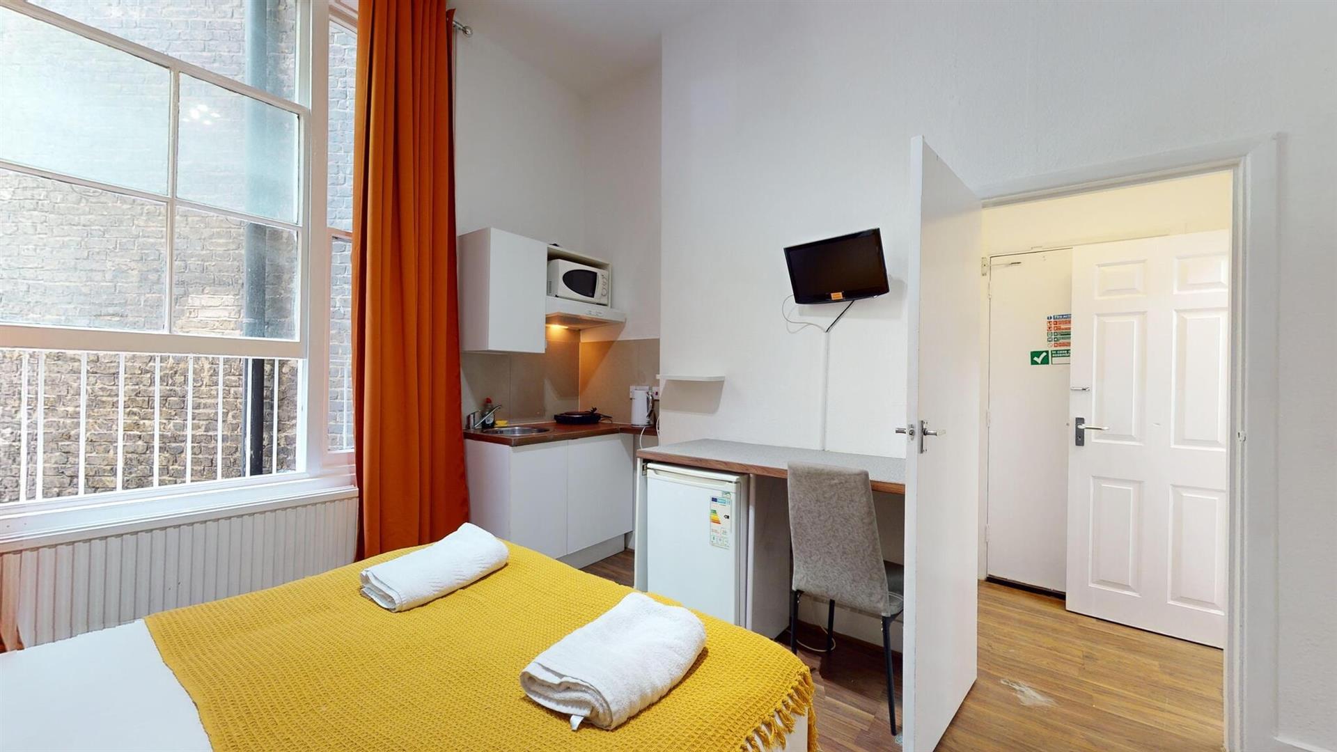 Flat Knaresborough Place in Greater London