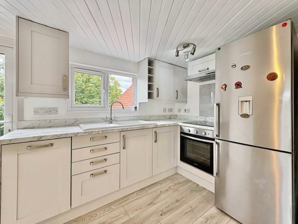 Flat Alexandra Avenue in Surrey Heath