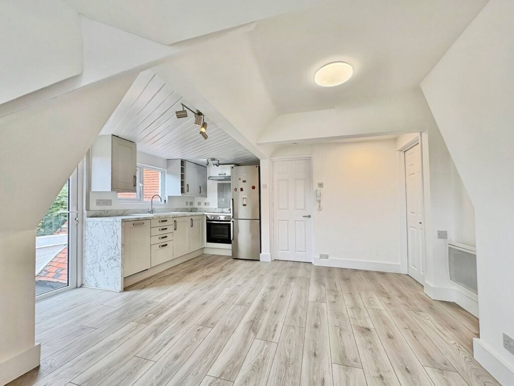 Flat Alexandra Avenue in Surrey Heath