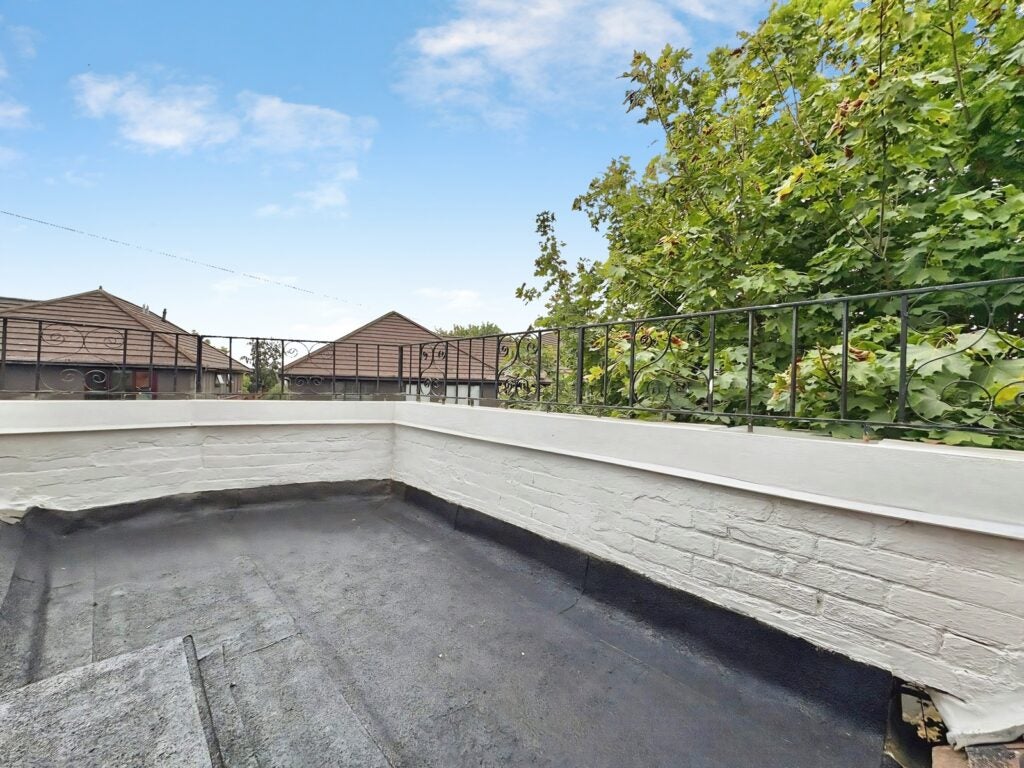 Flat Alexandra Avenue in Surrey Heath