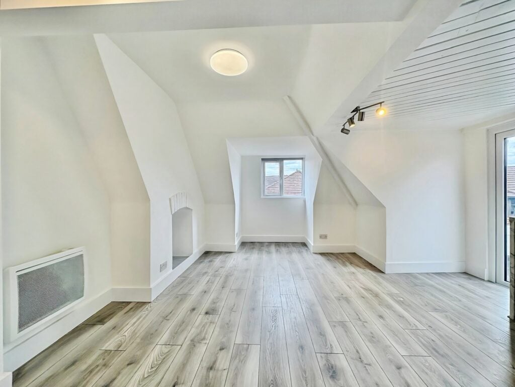 Flat Alexandra Avenue in Surrey Heath