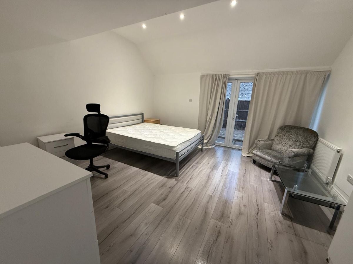 House Jupiter Way in Greater London