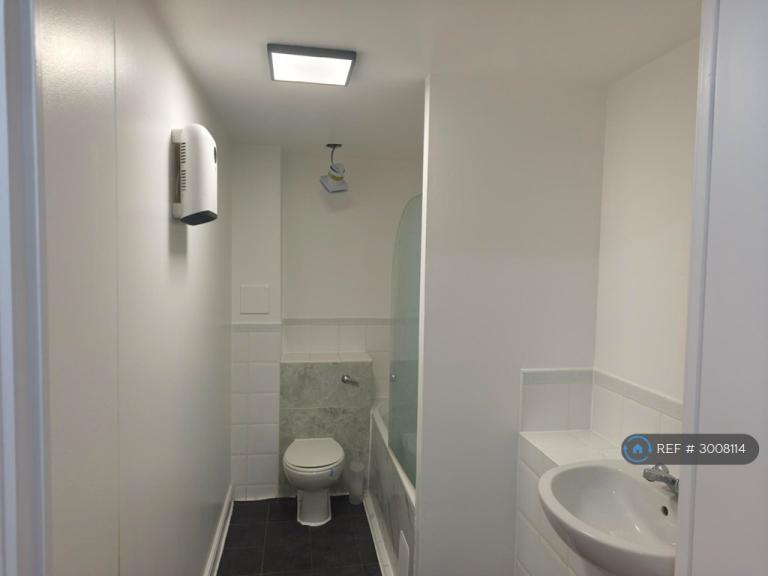 Flat Orton Grove in Greater London